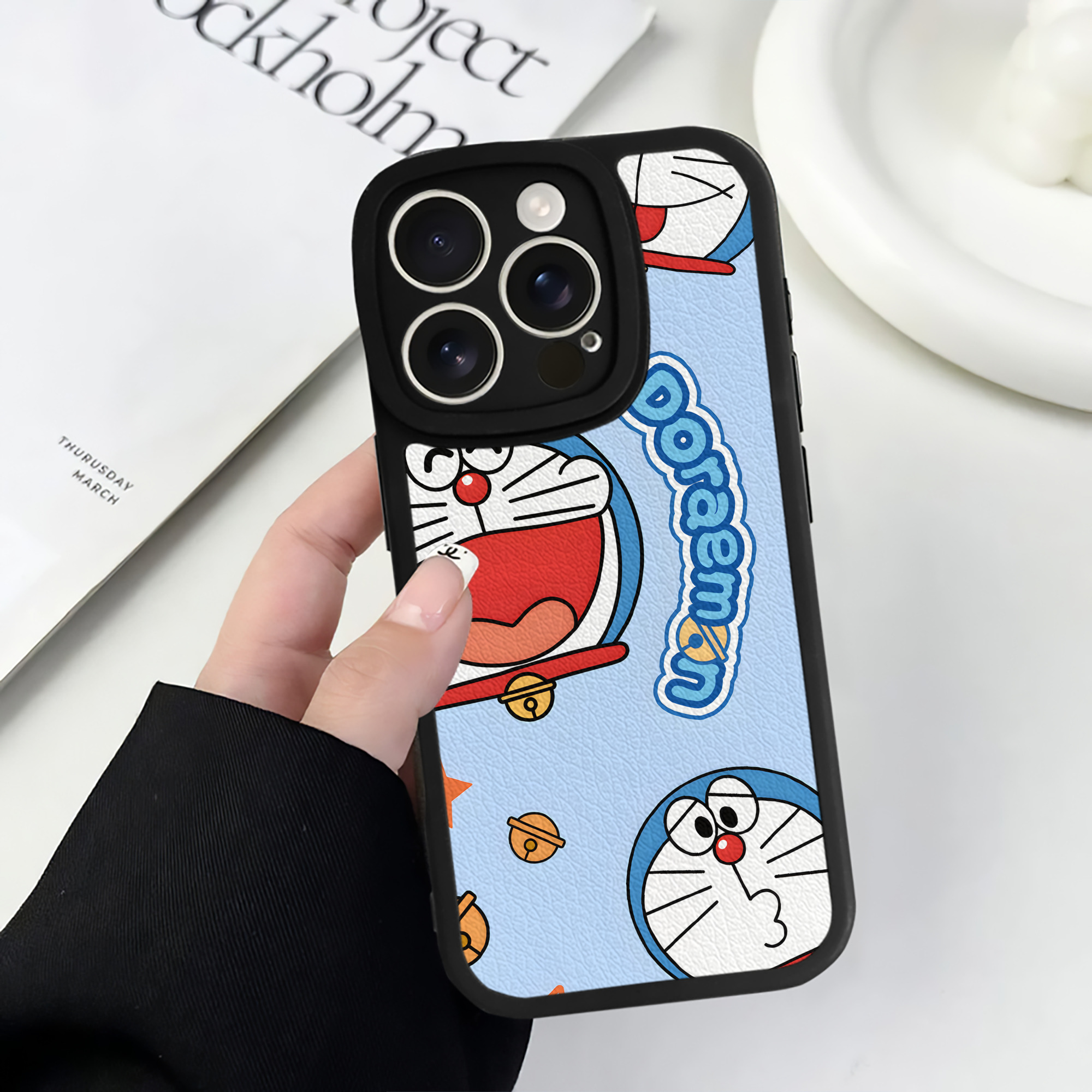 （画像用） ドラえもん Doraemon 【iPhone 16シリーズ対応】シリコンスマホケース（レザー調） 材質：シリコン